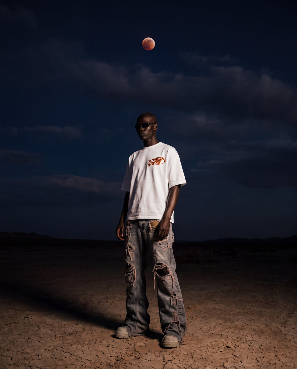 LUNAR ECLISSI 26' GRAPHIC (WHITE TEE)